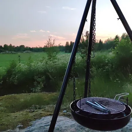 Puumajamajoitus Maaseudulla Camping