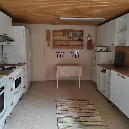 Кемпинг Puumajamajoitus Maaseudulla Tuorila
