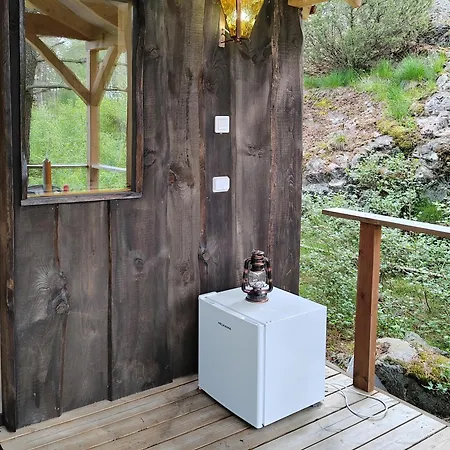 Puumajamajoitus Maaseudulla 캠프장 Tuorila